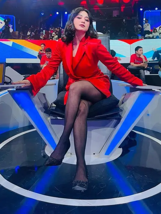 <p>Walaupun kerap ditimpa kabar miring, akan tetapi Depe mempunyai segudang prestasi. [Foto: instagram.com/dewiperssik9]</p>