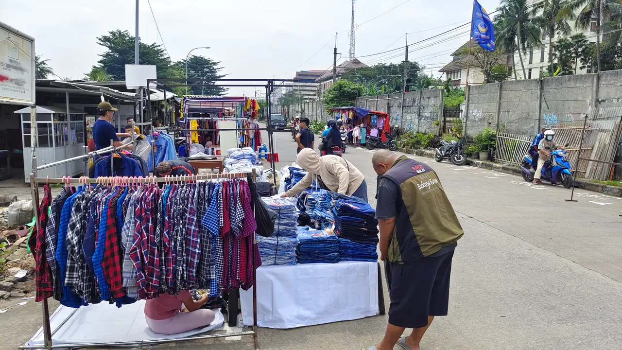 Salah satu lapak pasar tumpah di Jalan Sejajar Rel, Kecamatan Pancoran Mas, Kota Depok (Liputan6.com/Dicky Agung Prihanto)