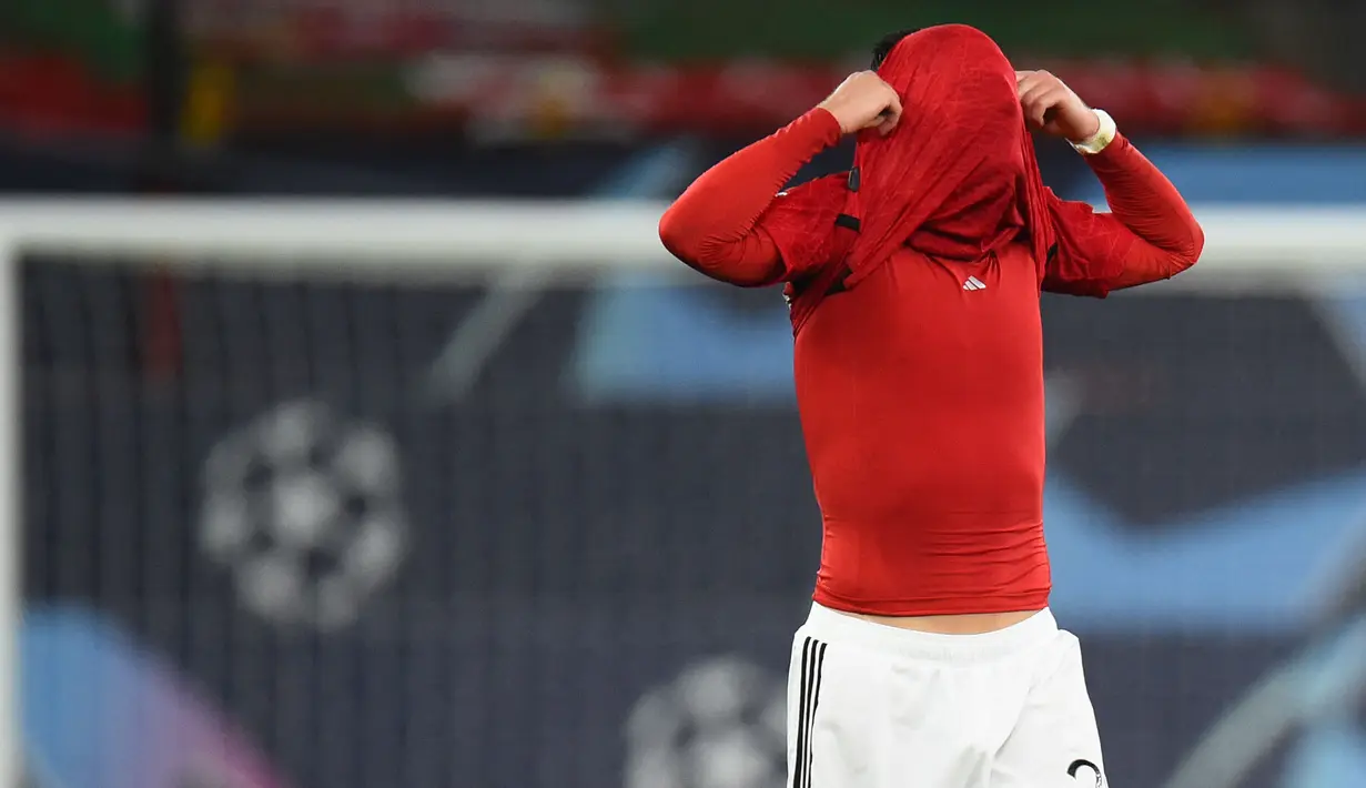 Pemain Manchester United, Diogo Dalot melampiaskan rasa kecewa dengan menutup mukanya dengan jersey setelah kalah 0-1 dari Bayern Munchen pada laga Grup A Liga Champions 2023/2024 di Old Trafford, Manchster, Inggris, Rabu (13/12/2023). (AFP/Peter Powell)