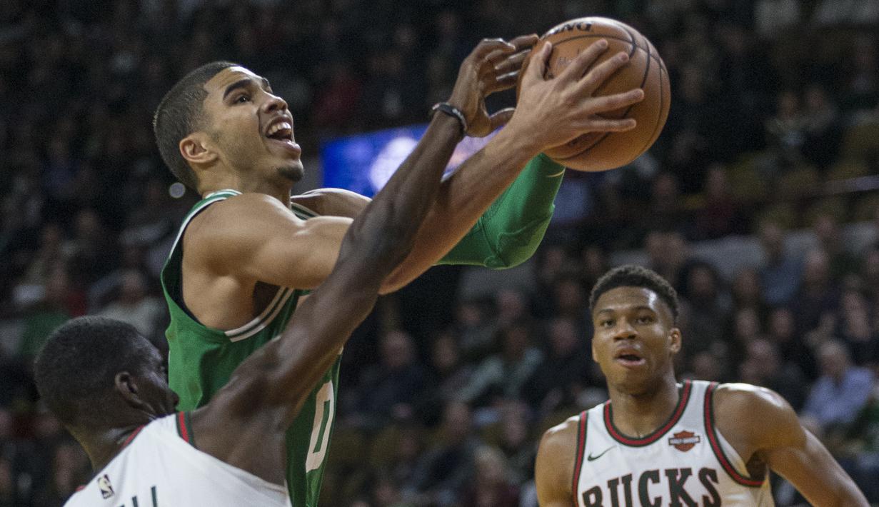 Pemain Boston Celtics, Jayson Tatum mencoba lewati adangan pemain Milwaukee Bucks, Tony Snell pada laga NBA di basketball game di Milwaukee, (26/10/2017). Boston menang 96-89. (AP/Tom Lynn)