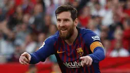 Selebrasi penyerang Barcelona Lionel Messi usai mencetak gol ke gawang Sevilla pada laga La Liga di Stadion Ramon Sanchez Pizjuan, Sevilla, Sabtu (23/2). Barcelona menang 4-2. (AP Photo/Miguel Morenatti)