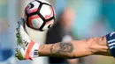  Striker Argentina, Angel Di Maria, mengontrol bola saat sesi latihan Timnas Argentina di Ezeiza, Buenos Aires, Argentina, (24/5/2016), sebagai persiapan jelang Copa America 2016. (AFP/Eitan Abramovich)