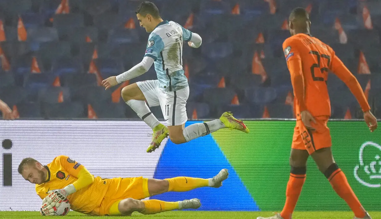 Penjaga gawang Belanda Jasper Cillesen mengambil bola ketika pemain Norwegia Mohamed Elyounoussi melompatinya pada pertandingan sepak bola kualifikasi Grup G Piala Dunia 2022 di Stadion De Kuip, Rotterdam, Belanda, 16 November 2021. Belanda menang 2-0. (AP Photo/Peter Dejong)