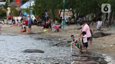 Pengunjung bersama anak-anak menikmati suasana Pantai Indah Taman Impian Jaya Ancol, Jakarta, Kamis (29/10/2020). Libur panjang di masa pemberlakuan PSBB transisi Jakarta dimanfaatkan warga untuk mengunjungi lokasi-lokasi wiisata. (Liputan6.com/Helmi Fithriansyah)