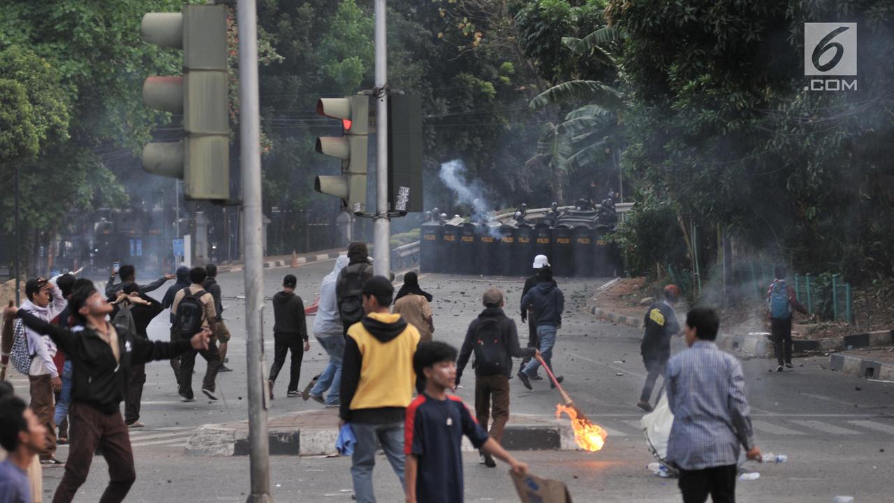 Bentrok Pelajar dengan Polisi di Jalan Layang Slipi