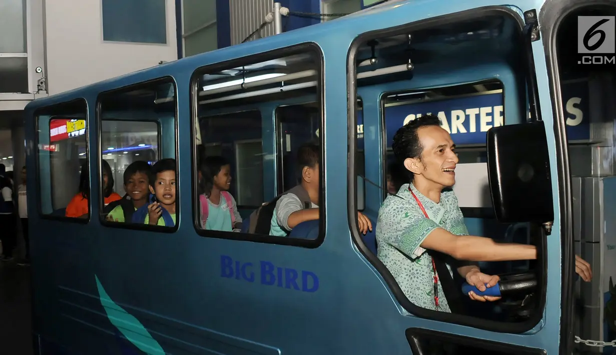 <p>Anak-anak berkebutuhan khusus dan kurang mampu sedang menaiki bus Blue Bird menyambut Hari Anak Nasional di Wahana KidZania Jakarta, Jumat (21/07). Kegiatan ini memberikan inpirasi agar mereka optimis meraih masa depan. (Liputan6.com/Pool)</p>