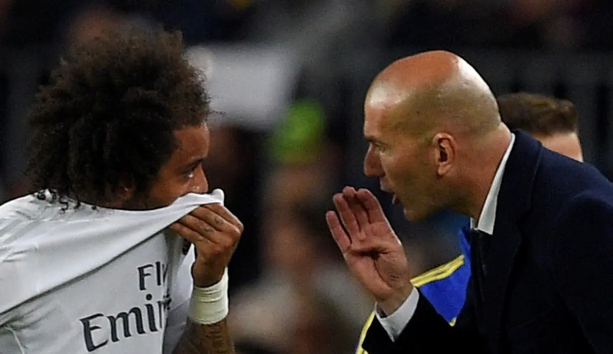Pelatih Real Madrid, Zinedine Zidane, memberi instruksi kepada Marcelo saat melawan Barcelona dalam laga La Liga Spanyol di Stadion Camp Nou, Barcelona, (2/4/2016). (AFP/Lluis Gene)