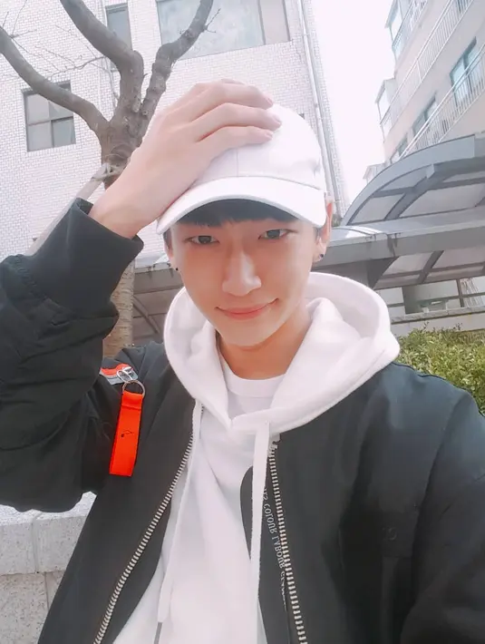 Tak ayal foto tersebut langsung dibanjiri dengan komentar para penggemarnya. Mereka takut jika Kim Tae Dong melepaskan mimpinya sebagai seorang idol. (Foto: instagram.com/tae____dong)