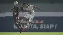 Pemain Borneo FC, Terens Puhiri (kiri) berebut bola dengan pemain Bali United, Haudi Abdillah dalam laga pekan ke-5 BRI Liga 1 2021/2022 di Stadion Indomilk Arena, Tangerang, Selasa (28/09/2021). Kedua tim bermain imbang 1-1. (Bola.com/Bagaskara Lazuardi)