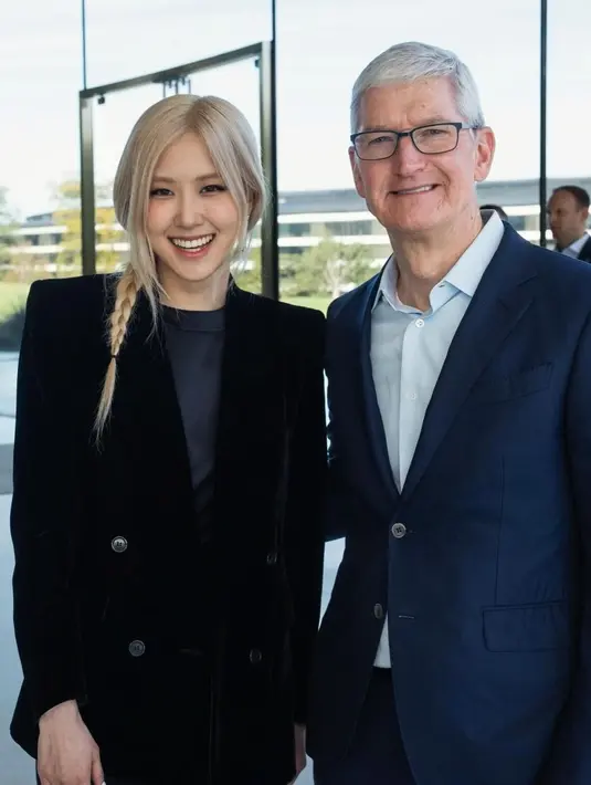 Potret kedua terlihat Rose menghadiri Apple Park untuk berbicara tentang kesehatan mental di APEC. Ia tampil elegan dibalut blazer dan long pants hitam. Tak ketinggalan mini bag hitam melengkapi penampilannya.