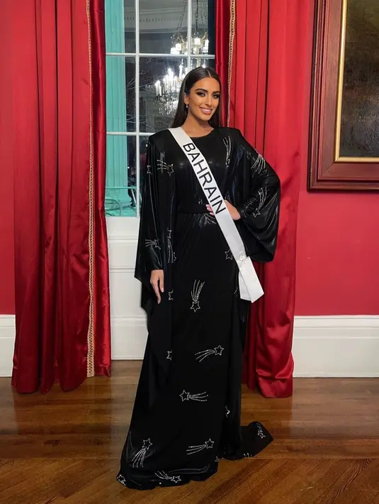 Tak hanya itu saja, hampir selama ajang Miss Universe 2022 berlangsung, dirinya terlihat memakai busana cukup tertutup. Penampilannya yang simpel namun menawan ini juga tak lepas dari sorotan. (Liputan6.com/IG/@evlin_khalifa)