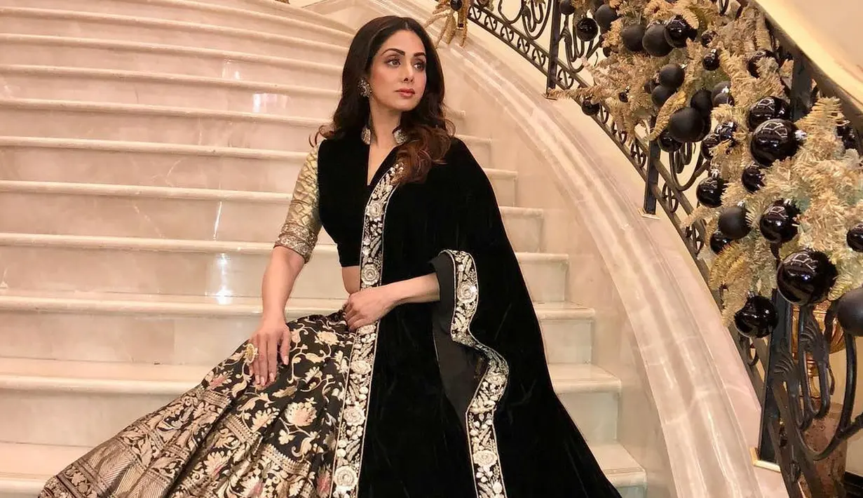 Sridevi Kapoor meninggal dunia, pastinya masih menjadi luka yang menadalam bagi suami dan anak-anaknya. Terutama, Janhvi Kapoor, anak sulung Sridevi dan Boney Kapoor.  (Instagram/sridevi.kapoor)