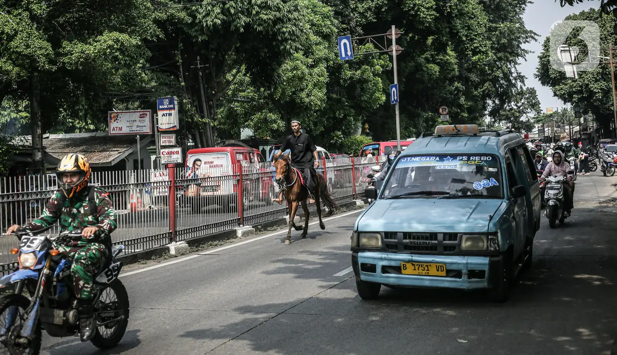 Inilah aksi pria yang menunggangi kuda di kawasan Jalan Raya Kramat Jati, Jakarta. (Liputan6.com/Faizal Fanani)