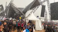 Panggung kampanye pasangan cagub-cawagub Banten nomor urut 1 Airin Rachmi Diany-Ade Sumardi di Lapangan Lugano Lake Park Citra Raya, Kecamatan Panongan, Kabupaten Tangerang roboh saat hujan dan angin kencang melanda kawasan tersebut, Minggu 10 November 2024. (Liputan6.com/Pramita Tristiawati)