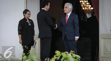 Presiden Joko Widodo (Jokowi) bersalaman dengan Mehmet Kadri Sander Gorboz, usai pertemuan dengan 18 Dubes Negara Sahabat, di Istana Merdeka, Selasa (4/10). Pada pertemuan itu, Jokowi menerima surat kepercayaan dari 18 dubes. (Liputan6.com/Faizal Fanani)