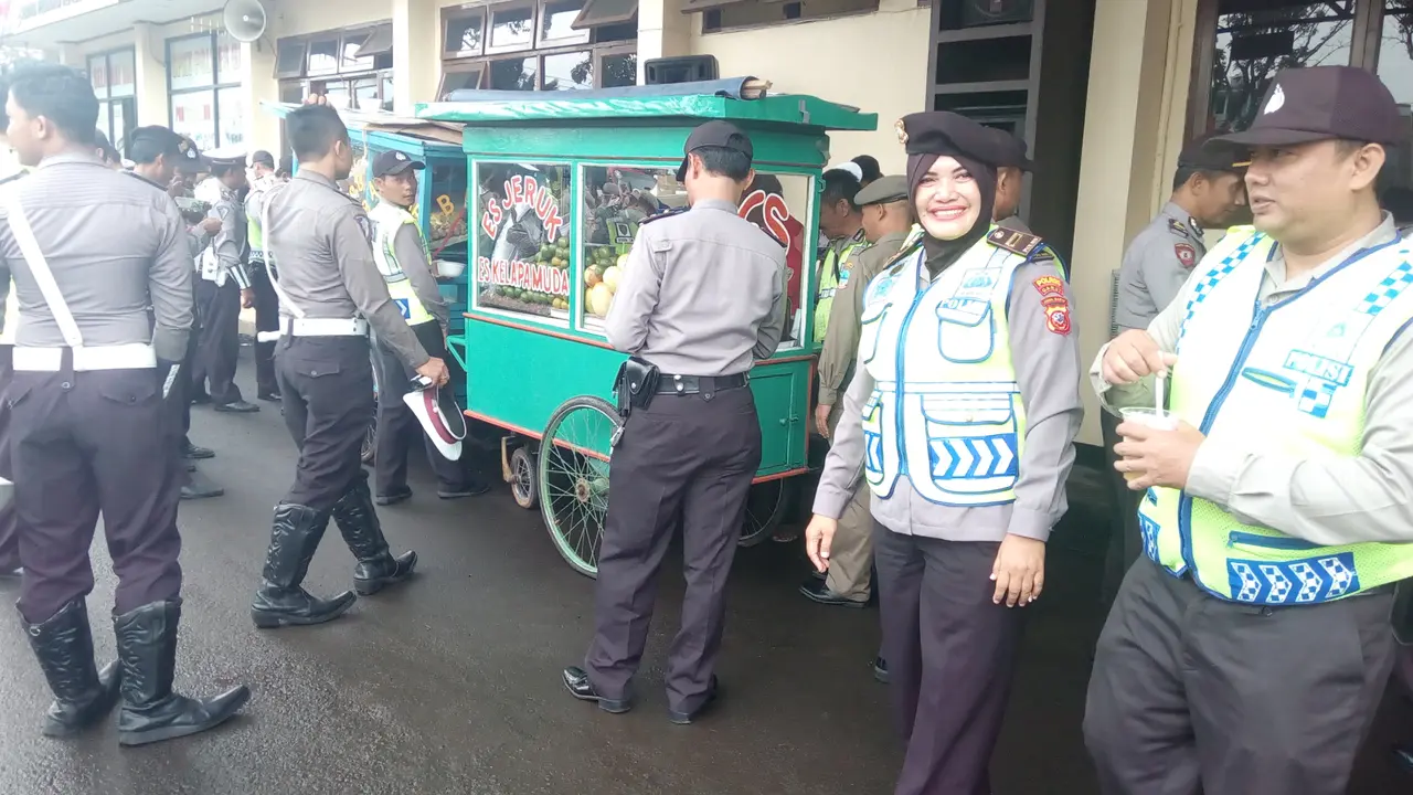 Anggota polres Garut serbu gerobak makanan gratis