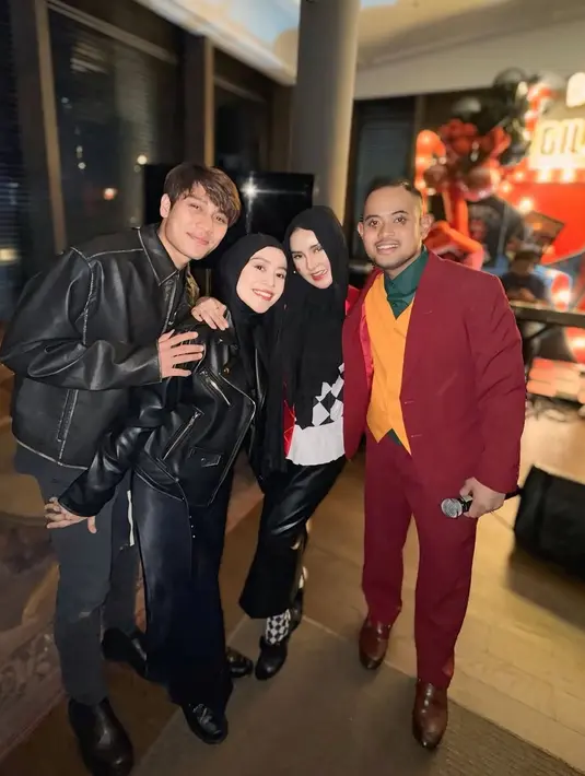 Lesti Kejora hadir mengenakan atasan jaket bikers leather dipadukan kerudung hitam senada dengan dressnya. [@lestikejora]