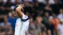 Ekspresi kecewa pemain Tottenham Hotspur, Micky van de Ven setelah gagal mencetak gol dalam babak adu penalti saat laga final UEFA Super Cup 2025 melawan PSG di Bluenergy Stadium, Udinese, Italia, Rabu (13/08/2025) waktu setempat. (AFP/Marco Bertorello)