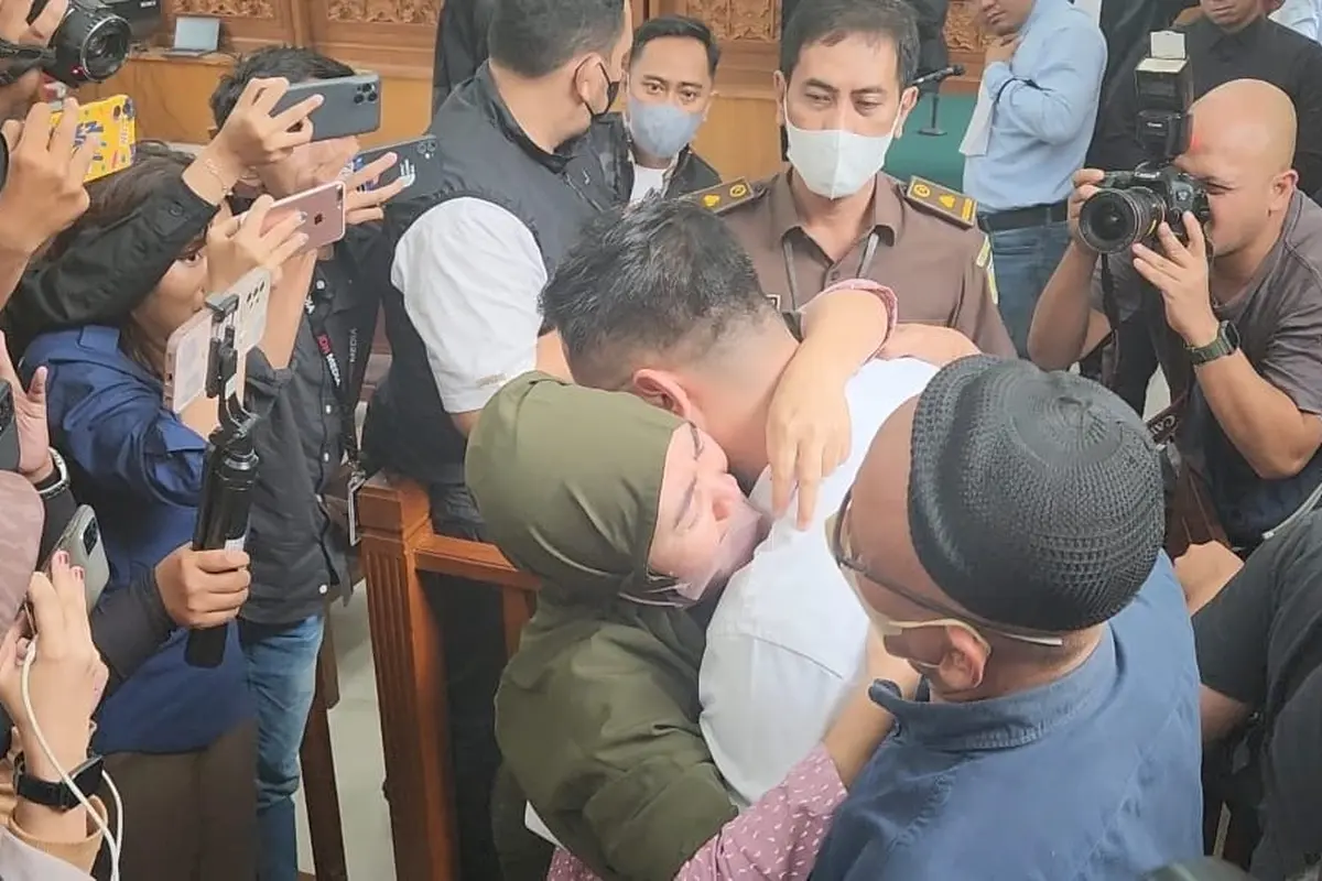 Irfan Widyanto tak kuasa menahan tangisnya usai mendapat vonis 10 bulan penjara dari Majelis Hakim