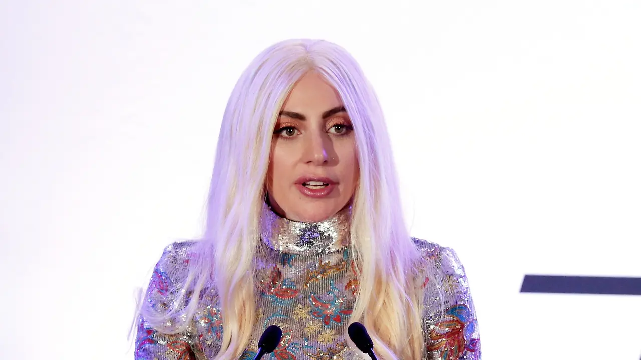 [Bintang] Penampilan Seperti Pria, Lady Gaga Nyaris Tak Dikenali