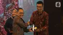 Kepala BRIN Laksana Tri Handoko memberikan plakat kepada Naufan Noordyanto, SSn, MSn saat Habibie Prize di gedung BJ Habibie, Jakarta, Kamis (10/11/2022). Penghargaan diberikan kepada mereka secara perorangan yang mempunyai kontribusi aktif di bidang ilmu pengetahuan dan teknologi (Iptek) serta inovasi. (Liputan6.com/Herman Zakharia)