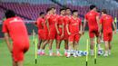 Matthew Baker (tengah) dan sejumlah pemain Timnas Indonesia saat latihan resmi menjelang laga FIFA Matchday melawan Oman di Stadion Utama Gelora Bung Karno (SUGBK), Senayan, Jakarta, Kamis (04/06/2026) WIB. (Bola.com/Bagaskara Lazuardi)
