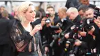 Aktris Kristen Stewart tersenyum saat tiba dalam pembukaan Festival Film Cannes ke-69 di Cannes, Prancis selatan, Rabu (11/5/2016). (AFP PHOTO / Valery Hache)