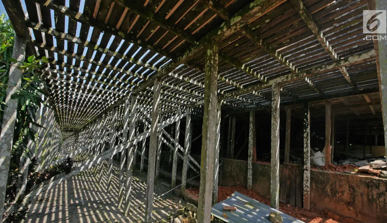 Bagian bawah Rumah Radakng atau Rumah Panjang di Desa Saham, Kecamatan Sengah Temila, Kabupaten Landak, Kalimantan Barat, Rabu (8/8/2019). Rumah Radakng atau Rumah Panjang adalah Rumah adat Suku Dayak di Kalimantan Barat salah satu yang tertua terdapat. (Liputan6.com/Herman Zakharia)