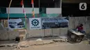 Pekerja mengerjakan pembangunan proyek revitalisasi pasar Ciputat yang sudah tak baik untuk transaksi jual beli, Tangerang Selatan, Jumat (4/9/2020). Pasar Ciputat akan diubah seperti pusat perbelanjaan pasar rakyat yang modern dengan kosep masih tetap pasar tradisional. (merdeka.com/Dwi Narwoko)