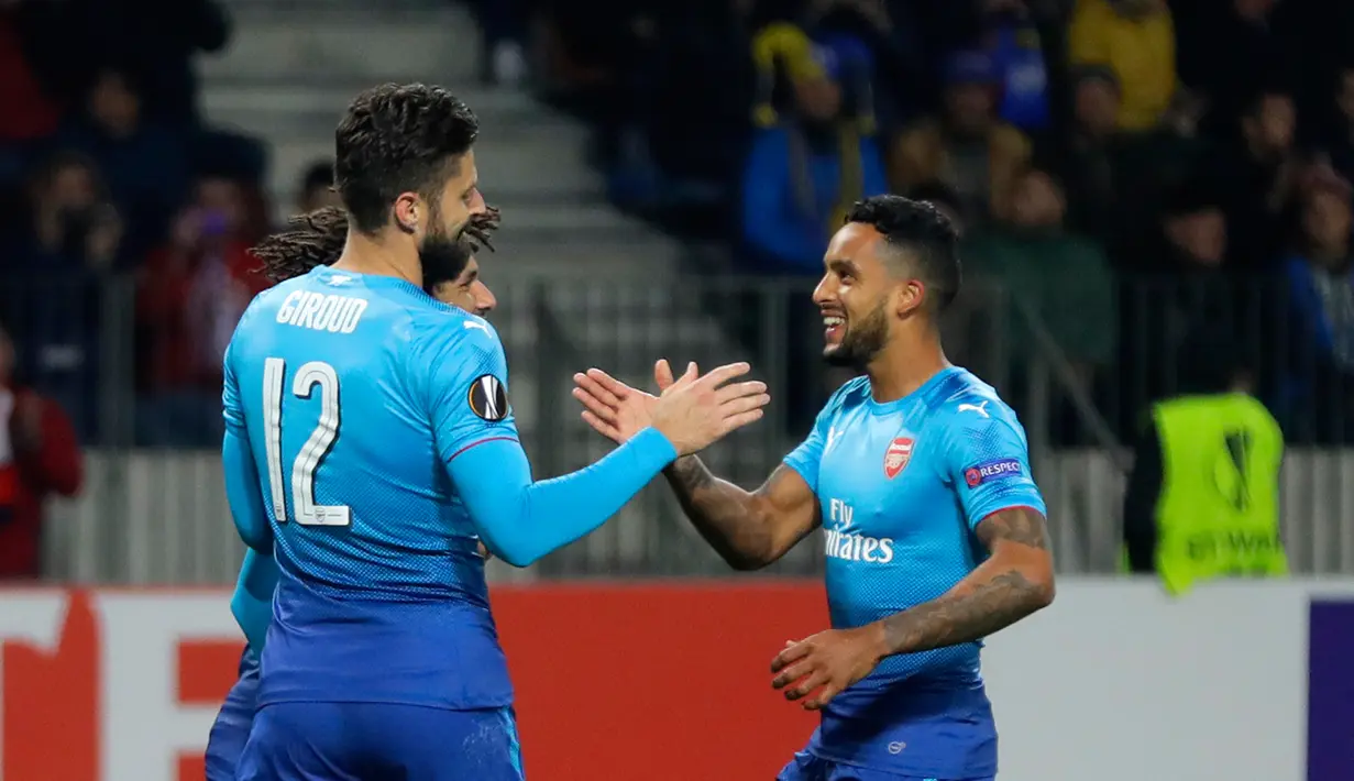 Pemain Arsenal, Olivier Giroud dan Theo Walcott merayakan kemenangan 4-2 atas BATE Borisov pada lanjutan fase Grup H Liga Europa 2017/18 di Borisov Arena, Kamis (28/9). Kemenangan itu mengukuhkan posisi mereka di urutan teratas Grup H. (AP/Sergei Grits)