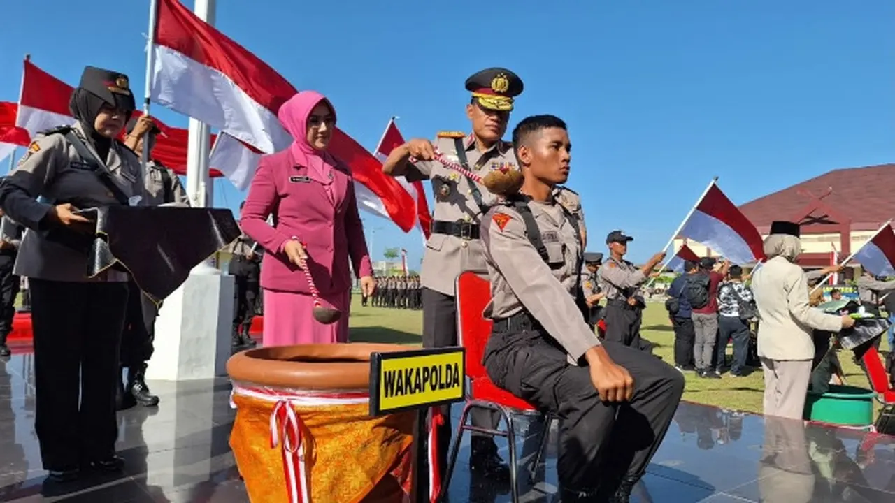 Wakapolda Riau Brigjen Kasihan Rahmadi menyiramkan air kepada calon bintara polisi yang mengikuti pendidikan di Sekolah Polisi Negara Polda Riau.