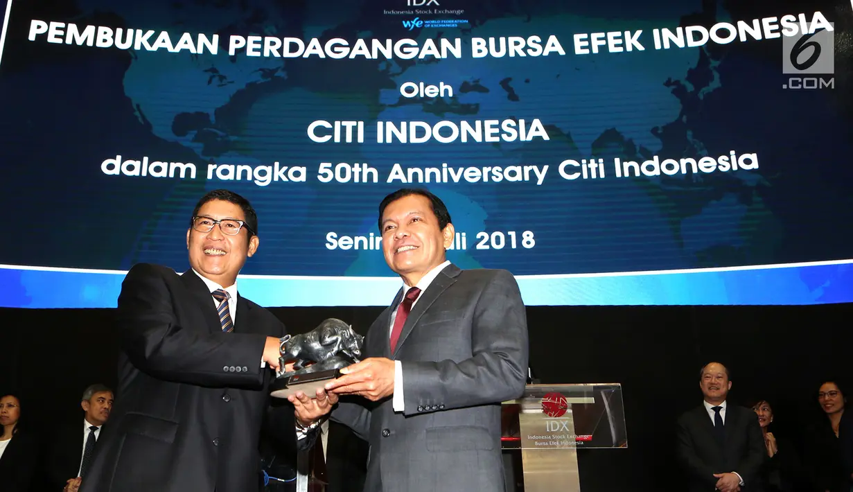Dirut BEI Inarno Djajadi (kiri) memberikan cinderamata kepada CEO Citi Indonesia Batara Sianturi (kanan) usai membuka perdagangan saham Citi Indonesia dalam rangka perayaan 50 tahun dedikasi Citi untuk Indonesia di BEI, Senin (2/7). (Liputan6.com/HO/Budi)