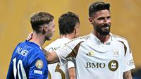 Pemain LAFC, Olivier Giroud (kanan) menyalami pemain Chlesea, Cole Palmer setelah pertandingan Grup D Piala Dunia Antarklub 2025 di Mercedes Benz Stadium, Atlanta, Amerika Serikat, Selasa (17/06/2025) WIB. (AFP/Paul Ellis)