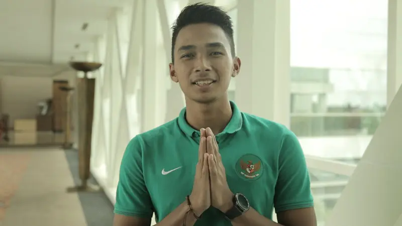 Pemain Timnas Indonesia U-22, Bagas Adi Nugroho, mengucapkan selamat Idul Fitri 2017. (Bola.com/Okie Prabhowo)