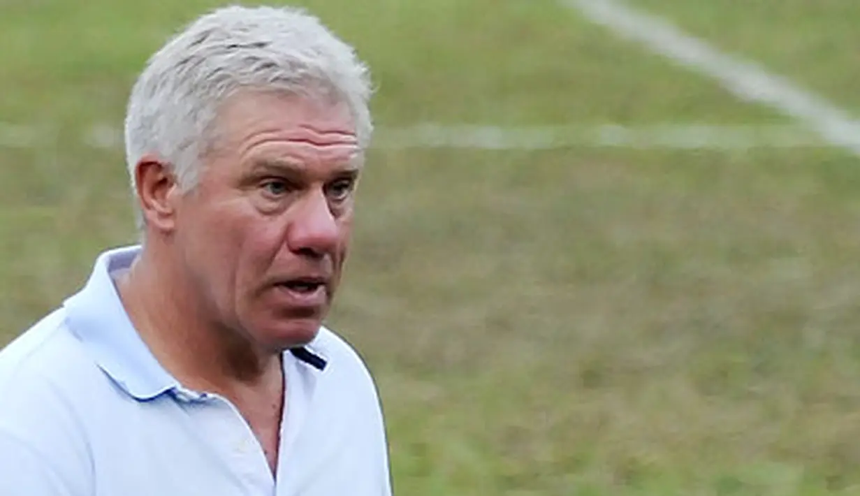 Pelatih baru Timnas Indonesia Wim Rijsbergen saat meninjau latihan perdana timnas senior di Lapangan PSSI, Jakarta, Jumat (15/7). Rijsbergen ditunjuk PSSI menggantikan Alfred Riedl. FOTO ANTARA/Puspa Perwitasari