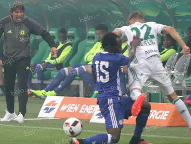 Manajer anyar Chelsea, Antonio Conte, melewati laga perdananya dengan kekalahan 0-2 dari tuan rumah Rapid Vienna di Stadion Allianz, Wina, Austria, Sabtu (16/7/2016). (Bola.com/Reza Khomaini)