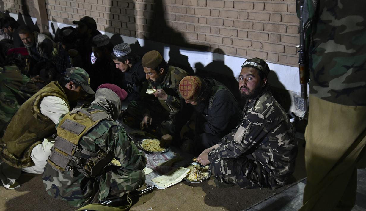 Pasukan Taliban berbuka puasa selama bulan suci Ramadhan di dekat Masjid Wazir Akber khan di Kabul, Afghanistan (4/4/2022). (AFP/Ahmad Sahel Arman)