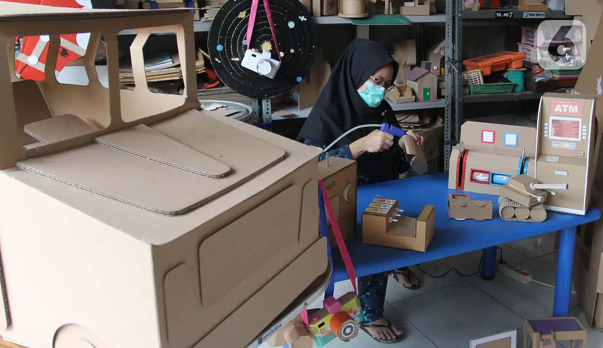 Perajin menyelesaikan pembuatan mainan dari kardus di Rumah Mainan Kardus, Depok, Jawa Barat, Kamis (1/10/2020). Mainan berbahan baku kardus tersebut dijual dengan harga Ro 50 ribu hingga Rp 1.200.000 tergantung besar kecil ukuranya dan tingkat kesulitan. (merdeka.com/Arie Basuki)