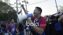 Seorang pemimpin kelompk fans Thailand membakar semangat pasukannya sebelum masuk stadion pada laga final leg kedua Piala AFF 2016 di Stadion Rajamangala, Thailand. (Bola.com/Vitalis Yogi Trisna)
