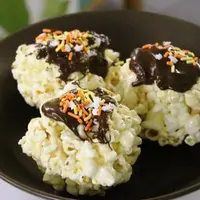 Kalau malam minggu ini kamu hanya nonton film di rumah, ada baiknya kamu bikin resep popcorn berikut ini.