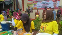 Pengusaha jalan tol Jusuf Hamka atau yang sering dipanggil Babah Alun membantu masyaraat lewat program nasi kuning Rp3.000 per porsi yang di gelar di Vihara Bumi Pharsjia, Cianjur, Jawa Barat. (Sulaeman/Merdeka.com)