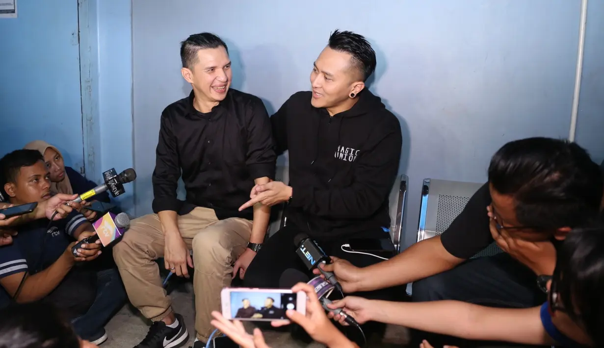 Echon dan Demian Aditya di kawasan Tendean, Jakarta Selatan, Selasa (27/2/2018) saat menceritakan kondisinya usai mengalami kecelakaan. (Nurwahyunan/Bintang.com)