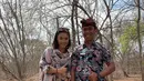 Selain liburan bermain air dan nikmati pemandangan pantai. Angela pun seakan menikmati saat ia bermain ayunan. Ia pun dalam wisatanya juga melakukan penananam pohon di sebuah pelataran resort. Angela menanam pohon sawo kecik. (Liputan6.com/IG/@angelagilsha)