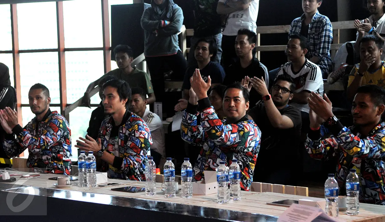Kiri-kanan: Raphael Maitimo, Darius Sinathrya, Panji Pragiwaksono dan Ramdani Lestaluhu saat menghadiri Turnamen '2 vs 2, control vs destroy' yang digelar aparel ternama, Adidas di Kawasan Kuningan, Jakarta, Sabtu (8/8/2015). (Liputan6.com/Johan Tallo)