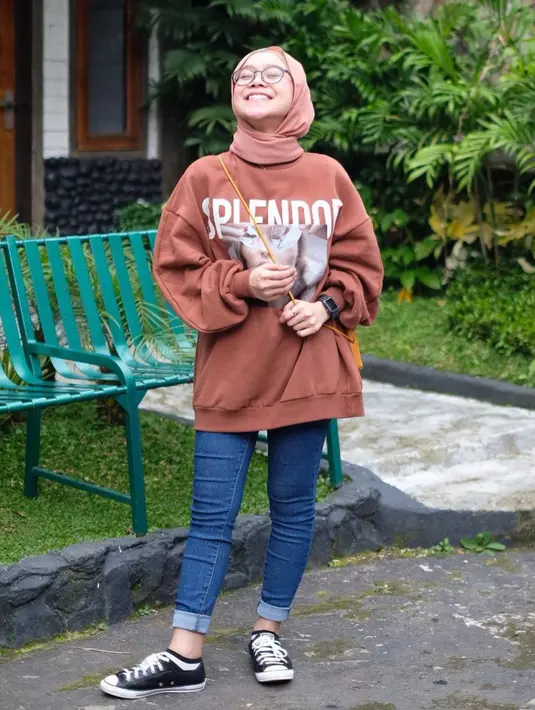 Lesti saat berpose mengenakan sweater oversize berwarna coklat sambil tersenyum lebar. Laporan yang diterima Polres Metro Jakarta Selatan saat ini sudah memasuki tahap penyidikan. (Instagram/@lestykejora)