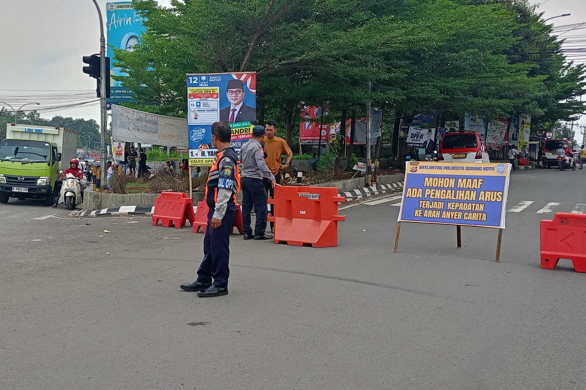 Penutupan jalur jalan menuju wisata Anyer di Kota Serang.