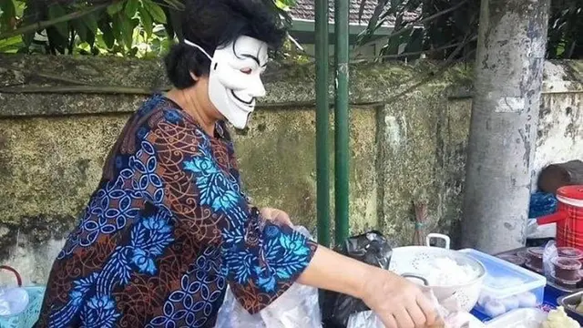 6 Potret Penjual Pakai Topeng Ini Tampak Misterius, Pembeli Elus Dada