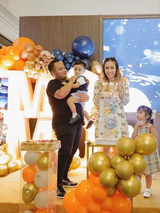 <p>Potret kebahagiaan begitu terpancar dari Momo. Kue ulang tahun berukuran sedang dengan motif bunga di sekelilingnya. Sedangkan diatas terdapat beberapa lilin yang masih menyala. [Instagram/therealmomogeisha]</p>