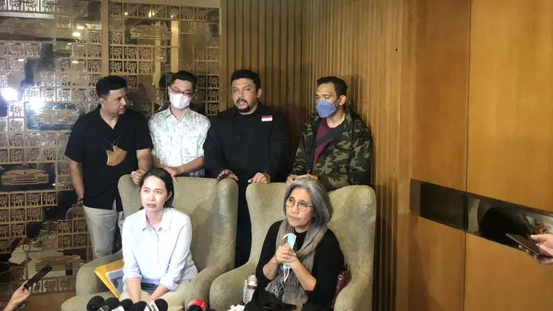 Anggota DPR dari Fraksi PDIP Indah Kurnia dan putrinya Verlita Evelyn memberikan keterangan pers terkait insiden pemukulan terhadap putranya, Justin Frederick di Tol Dalam Kota Jakarta