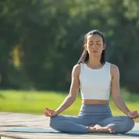 Manfaat yoga rutin untuk menjaga kesehatan fisik dan mental secara berkelanjutan. (Foto: jcomp/Freepik)
